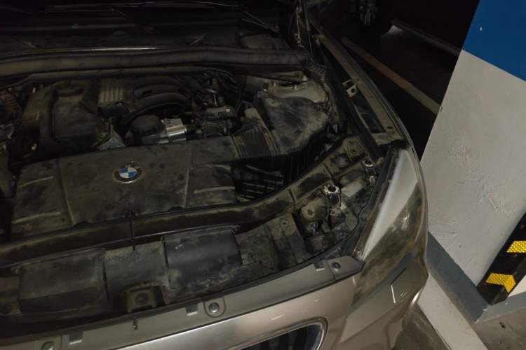 Used BMW X1 2010 sDrive18i Luxury Model Engine Bay Left