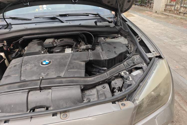 Used BMW X1 2010 sDrive18i Luxury Model Engine Bay Left