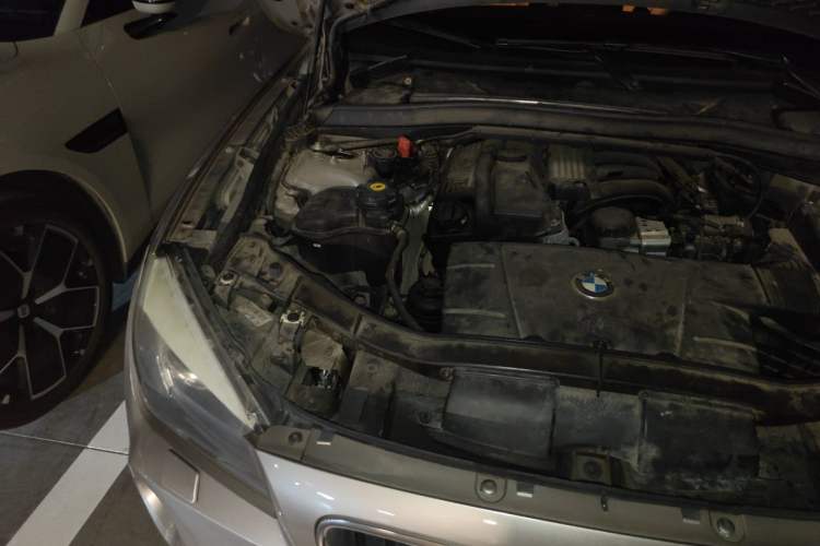 Used BMW X1 2010 sDrive18i Luxury Model Engine Bay Right