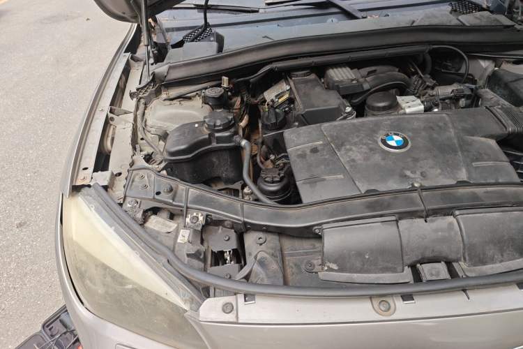 Used BMW X1 2010 sDrive18i Luxury Model Engine Bay Right
