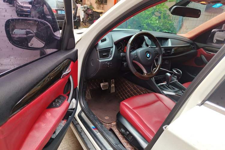 Used BMW X1 2010 xDrive28i Driver Seat
