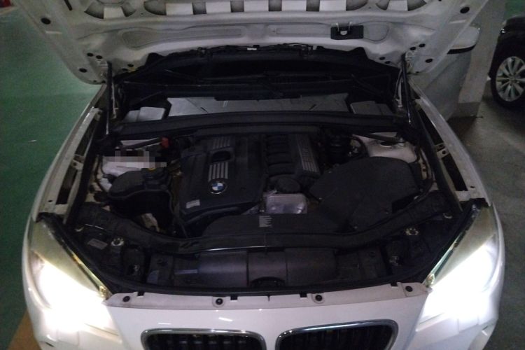 Used BMW X1 2010 xDrive25i Engine Bay