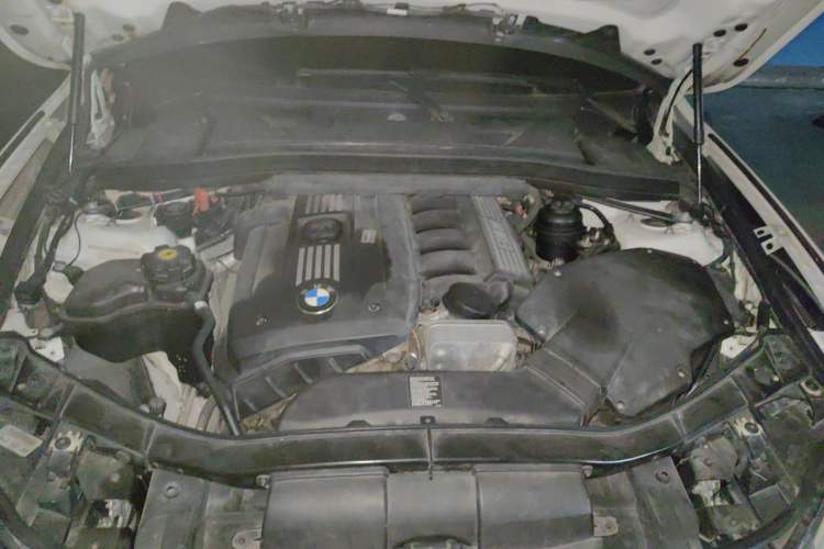 Used BMW X1 2010 xDrive25i Engine Bay