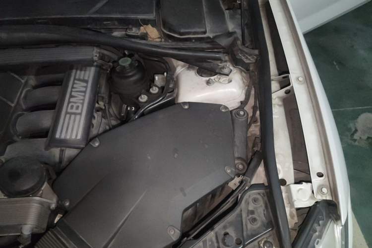 Used BMW X1 2010 xDrive25i Engine Bay Left