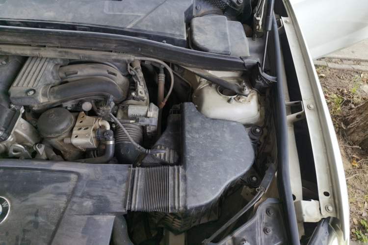 Used BMW X1 2010 sDrive18i Luxury Model Engine Bay Left