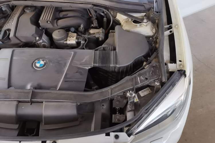 Used BMW X1 2010 sDrive18i Luxury Model Engine Bay Left