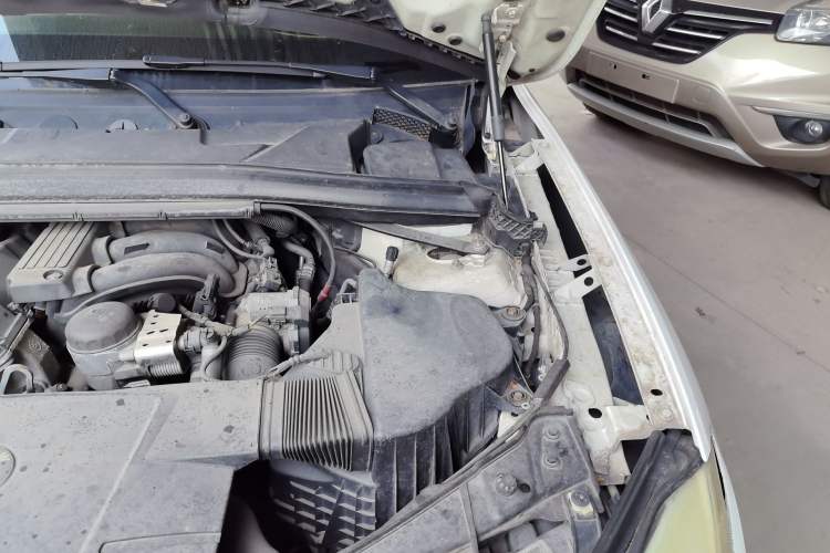 Used BMW X1 2010 sDrive18i Luxury Model Engine Bay Left