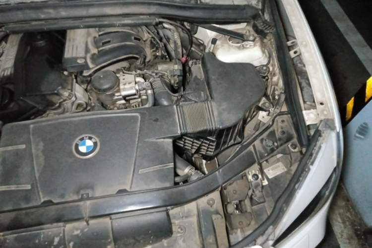 Used BMW X1 2010 sDrive18i Luxury Model Engine Bay Left