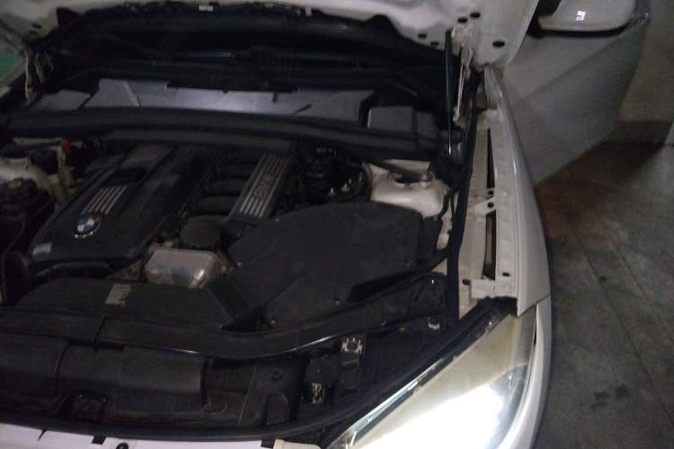 Used BMW X1 2010 xDrive25i Engine Bay Left