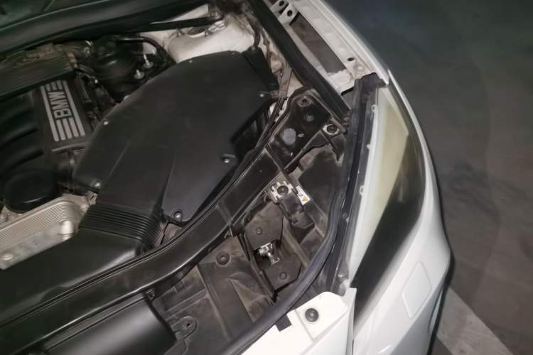Used BMW X1 2010 xDrive25i Engine Bay Left