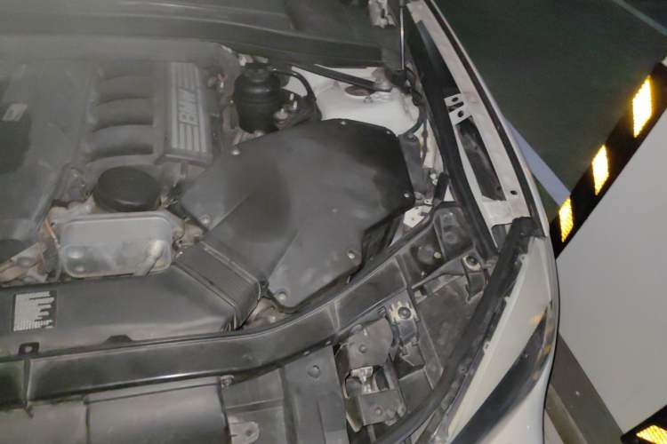 Used BMW X1 2010 xDrive25i Engine Bay Left