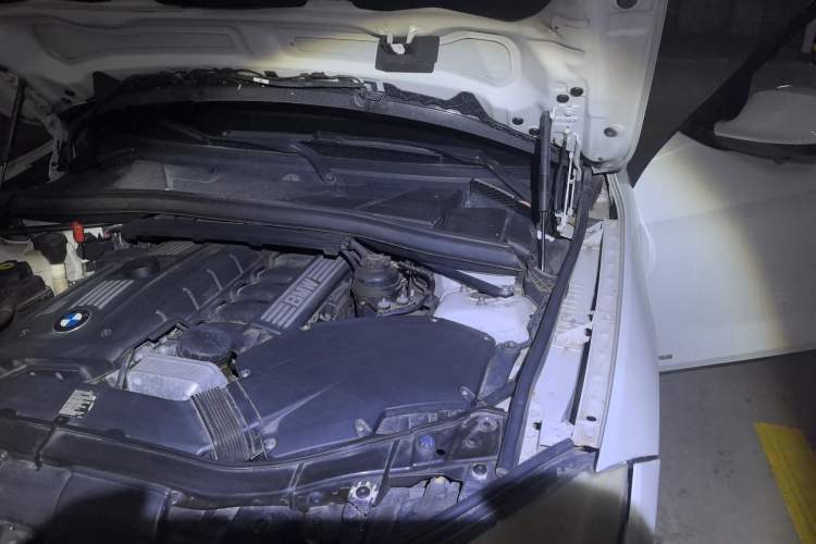 Used BMW X1 2010 xDrive25i Engine Bay Left