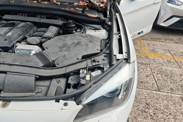 Used BMW X1 2010 xDrive28i Engine Bay Left