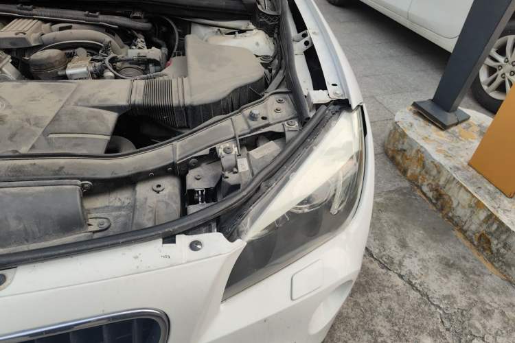 Used BMW X1 2010 sDrive18i Luxury Model Engine Bay Left