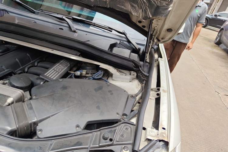 Used BMW X1 2010 xDrive28i Engine Bay Left