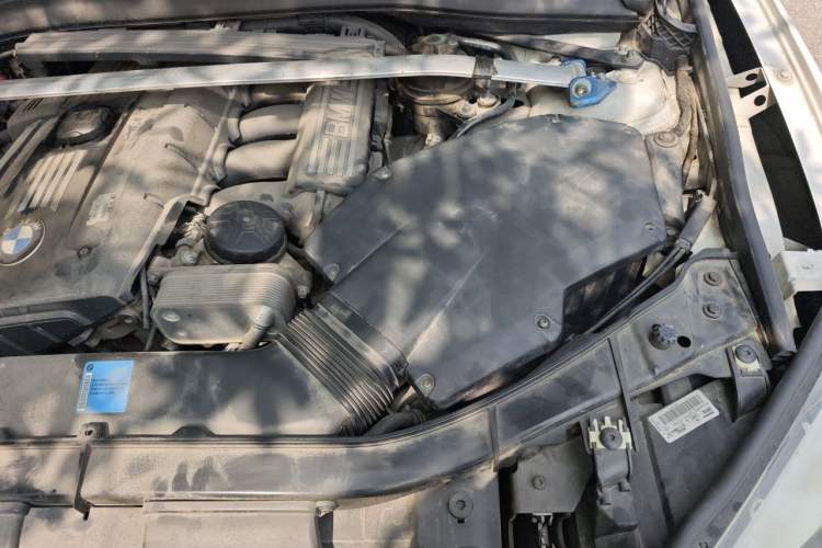 Used BMW X1 2010 xDrive28i Engine Bay Left