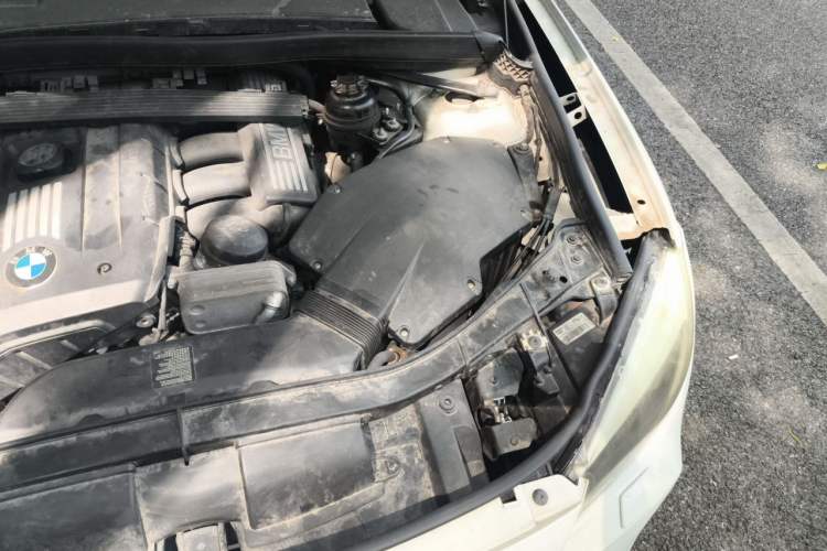 Used BMW X1 2010 xDrive25i Engine Bay Left