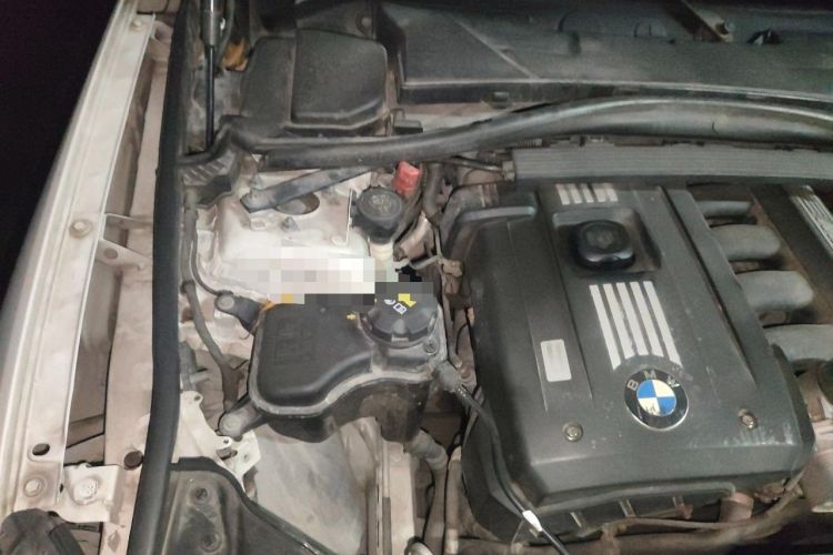 Used BMW X1 2010 xDrive25i Engine Bay Right