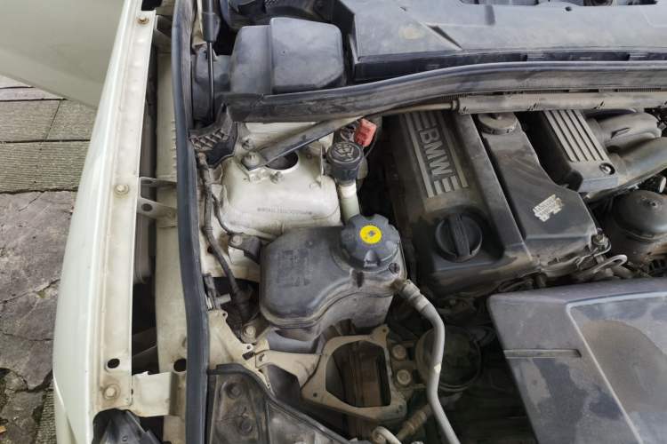 Used BMW X1 2010 sDrive18i Luxury Model Engine Bay Right