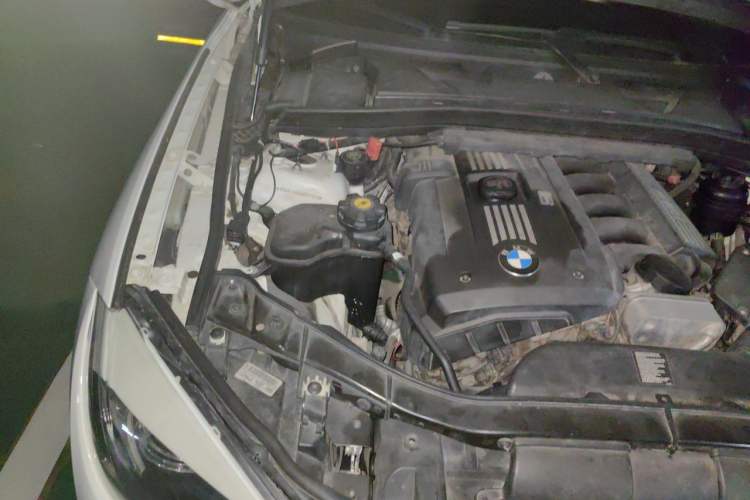 Used BMW X1 2010 xDrive25i Engine Bay Right