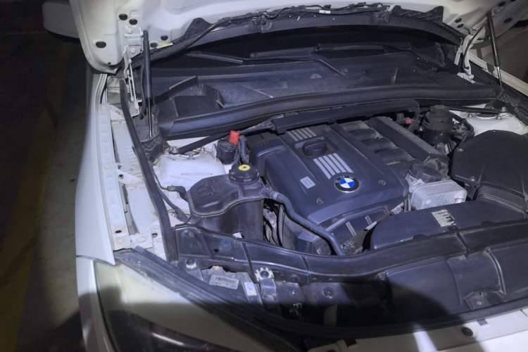 Used BMW X1 2010 xDrive25i Engine Bay Right