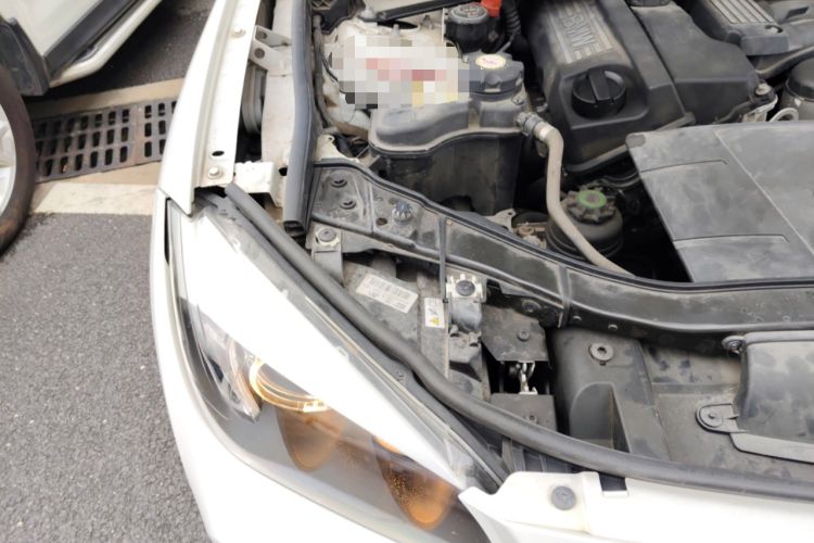 Used BMW X1 2010 sDrive18i Luxury Model Engine Bay Right