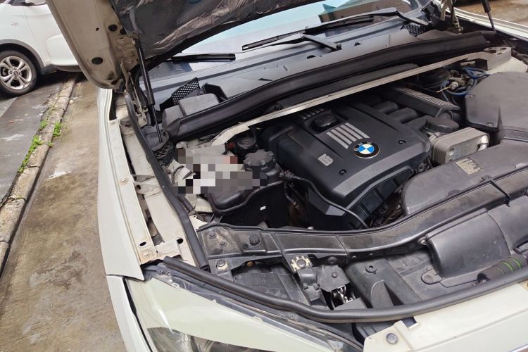 Used BMW X1 2010 xDrive28i Engine Bay Right