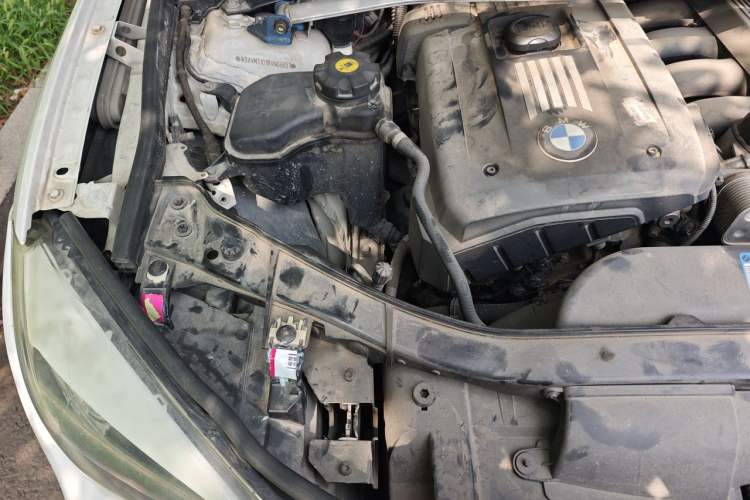Used BMW X1 2010 xDrive28i Engine Bay Right