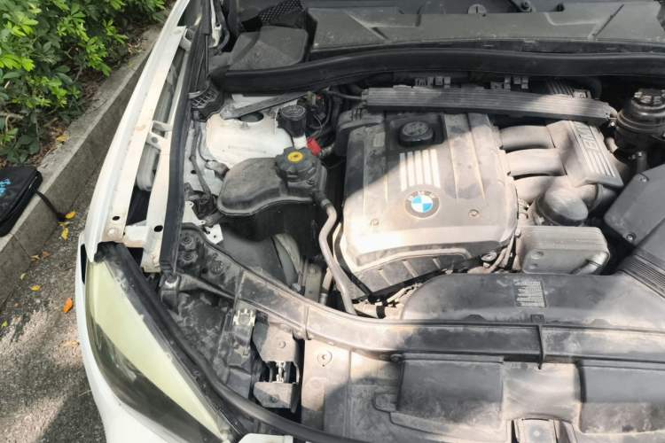Used BMW X1 2010 xDrive25i Engine Bay Right