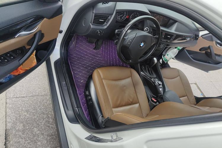 Used BMW X1 2010 xDrive25i Interior 3