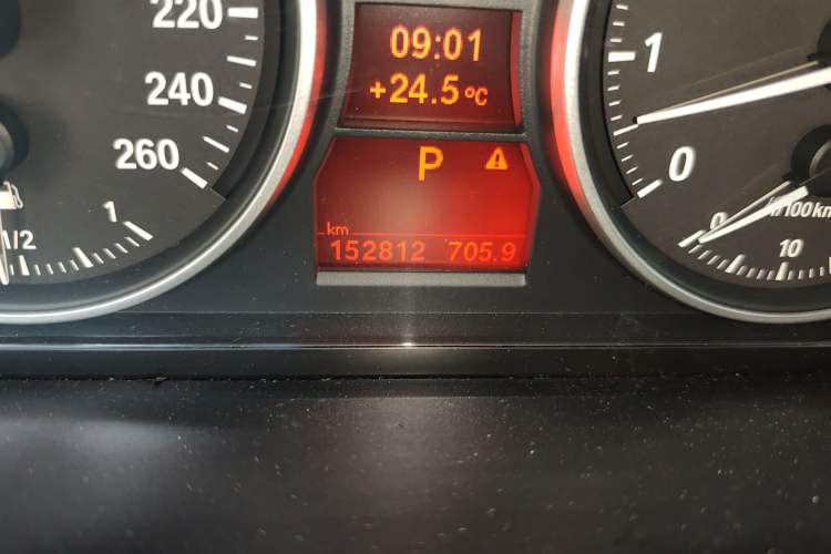 Used BMW X1 2010 xDrive25i Odometer Close Up