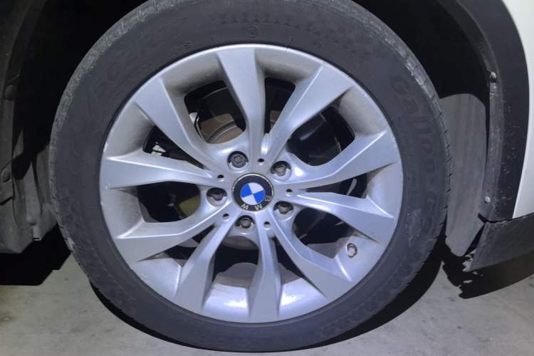 Used BMW X1 2010 xDrive25i Right Front Wheel Hub