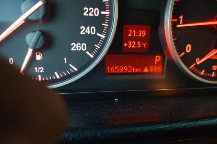 Used BMW X1 2012 sDrive18i Luxury Edition Odometer Close Up