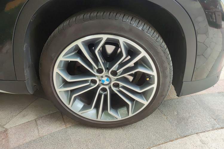 Used BMW X1 2012 xDrive28i Right Front Wheel Hub
