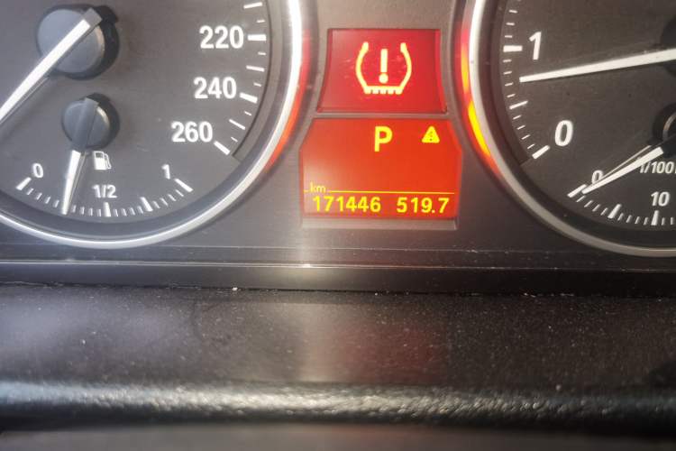 Used BMW X1 2012 sDrive18i Luxury Edition Odometer Close Up