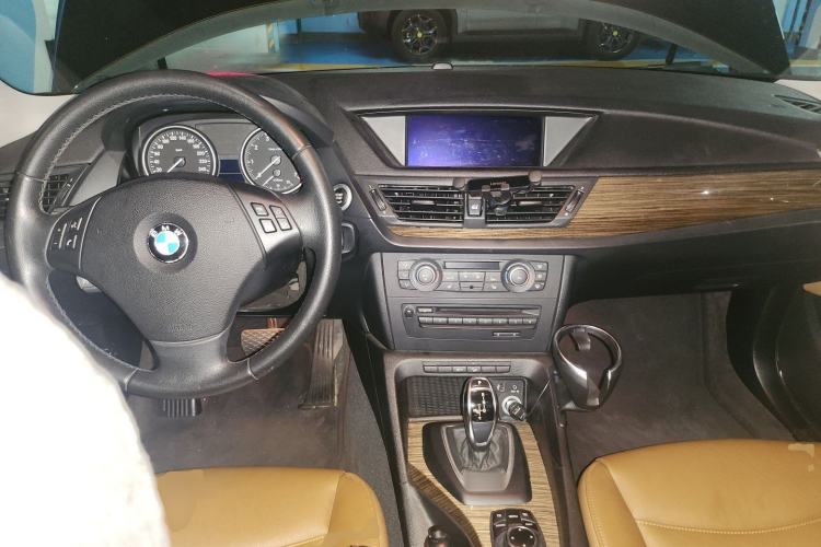 Used BMW X1 2012 xDrive20i Luxury Model Center Console