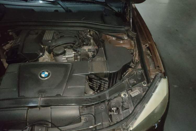 Used BMW X1 2012 sDrive18i Fashion Model Engine Bay Left