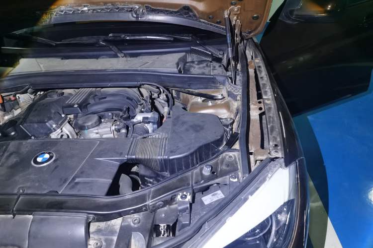 Used BMW X1 2012 sDrive18i Fashion Model Engine Bay Left