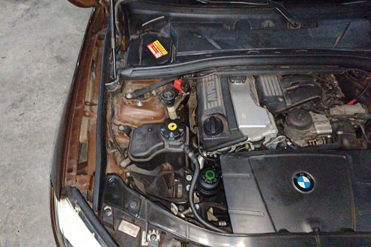 Used BMW X1 2012 xDrive28i Engine Bay Right