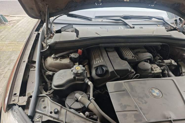 Used BMW X1 2012 sDrive18i Luxury Edition Engine Bay Right