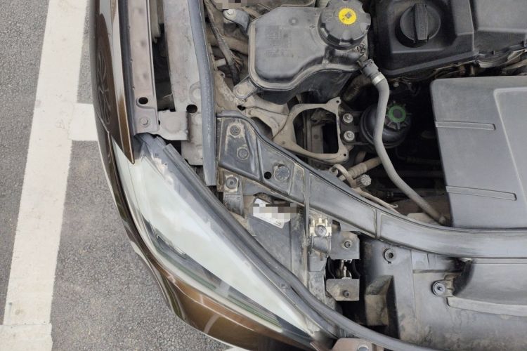 Used BMW X1 2012 sDrive18i Fashion Model Engine Bay Right