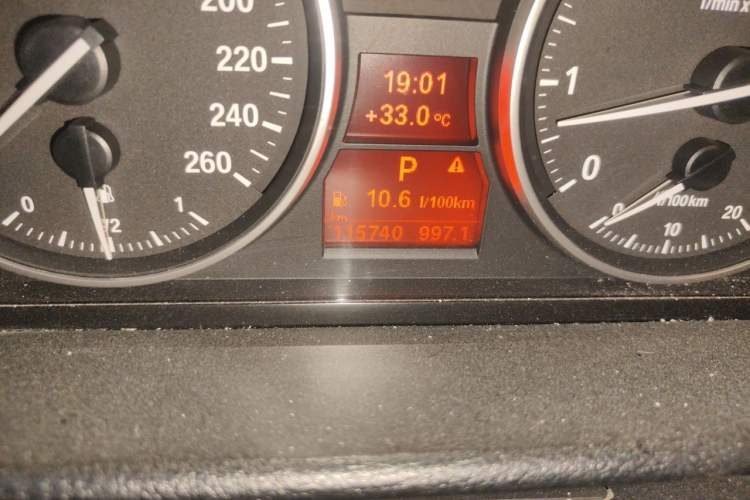 Used BMW X1 2012 sDrive18i Luxury Edition Odometer Close Up