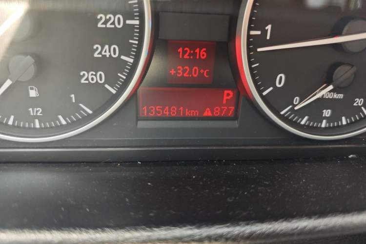 Used BMW X1 2012 sDrive18i Luxury Edition Odometer Close Up