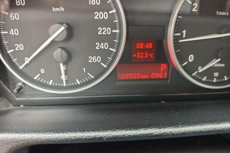 Used BMW X1 2012 sDrive18i Luxury Edition Odometer Close Up