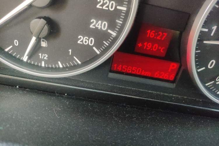 Used BMW X1 2012 sDrive18i Luxury Edition Odometer Close Up