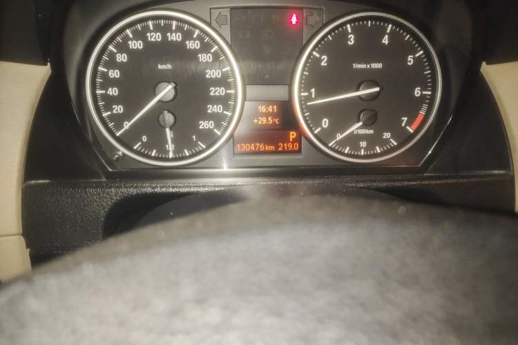 Used BMW X1 2012 sDrive18i Luxury Edition Odometer Close Up