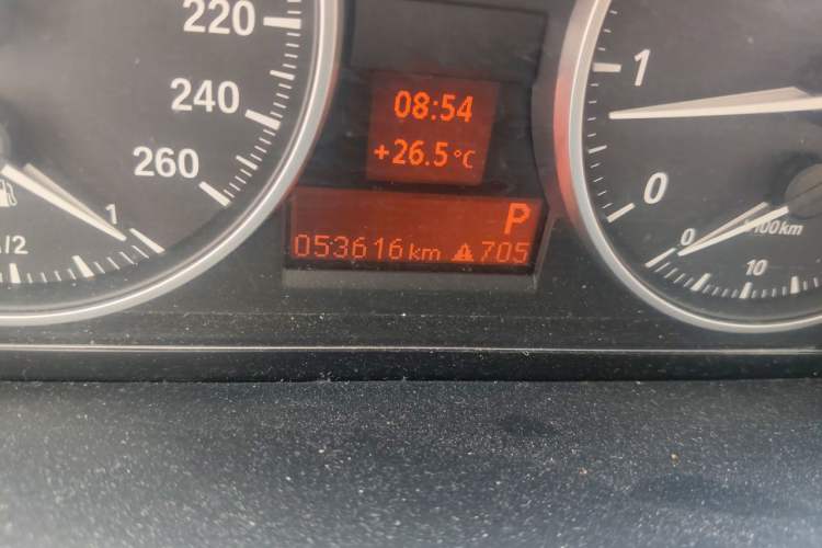 Used BMW X1 2012 sDrive18i Luxury Edition Odometer Close Up