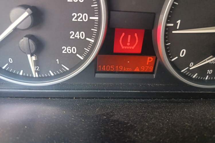 Used BMW X1 2012 sDrive18i Luxury Edition Odometer Close Up