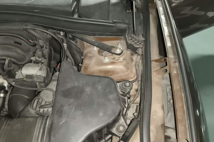 Used BMW X1 2012 sDrive18i Luxury Edition Engine Bay Left