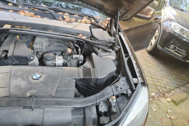 Used BMW X1 2012 sDrive18i Fashion Model Engine Bay Left